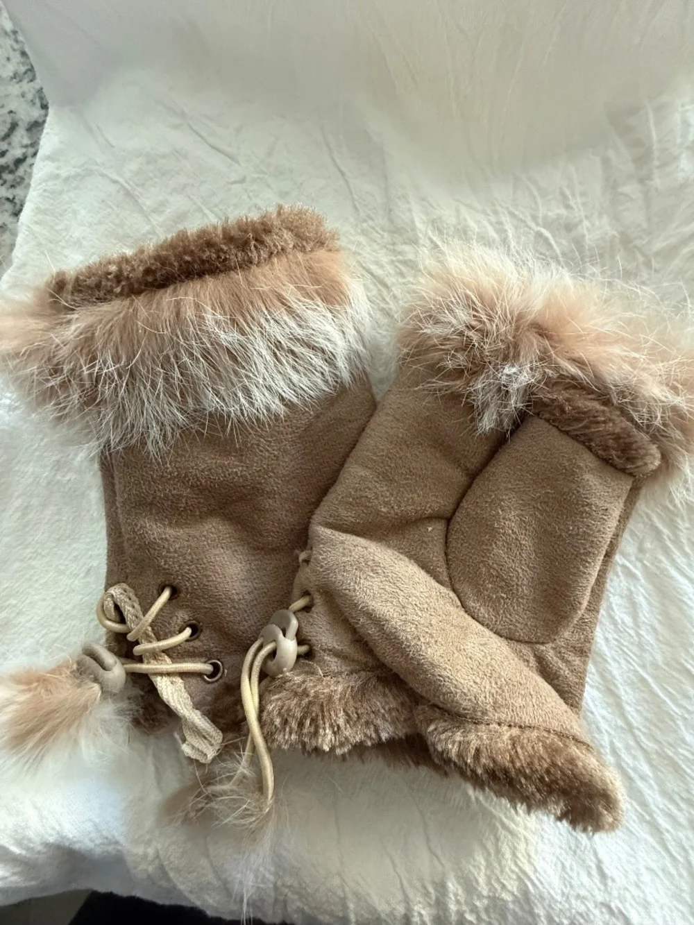 NWOT faux fur fingerless gloves.